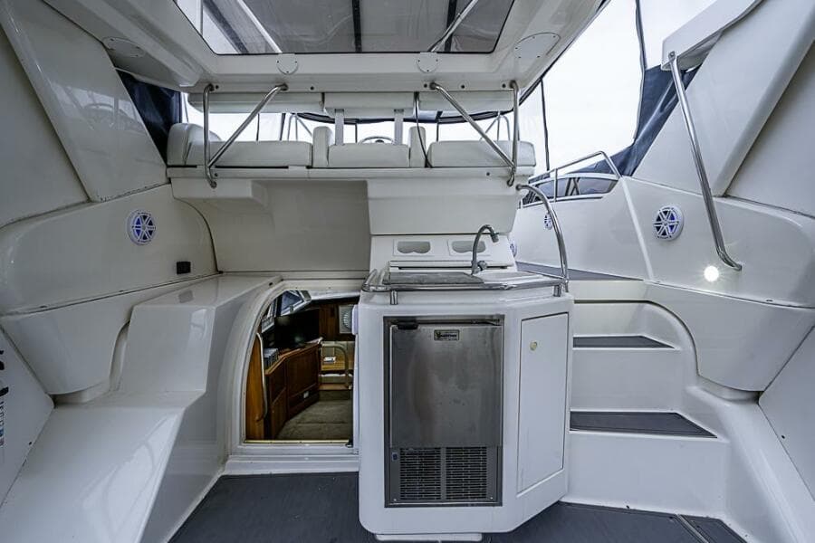2000 Silverton 442 Cockpit Motoryacht