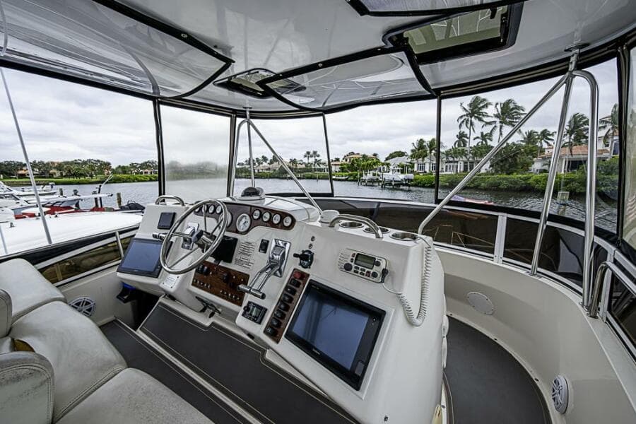 2000 Silverton 442 Cockpit Motoryacht