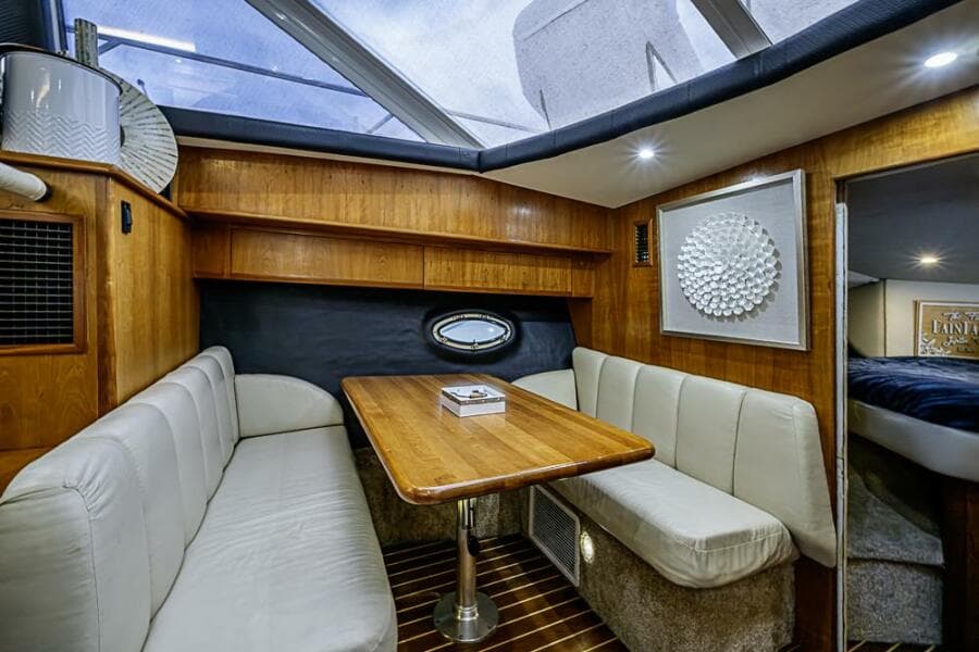 2000 Silverton 442 Cockpit Motoryacht