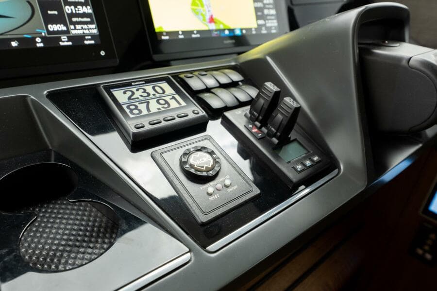 Princess 62 - Regent - Helm Controls