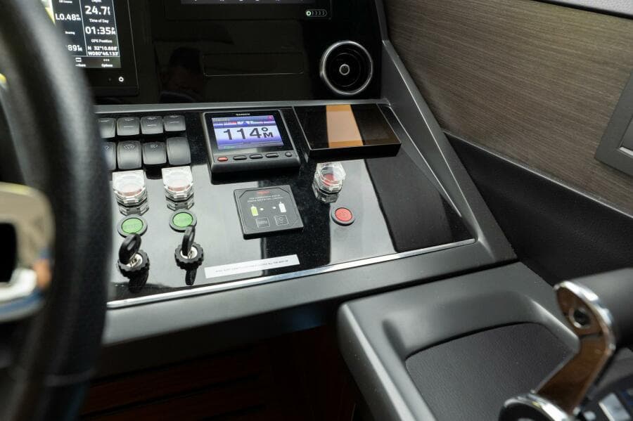 Princess 62 - Regent - Helm Controls