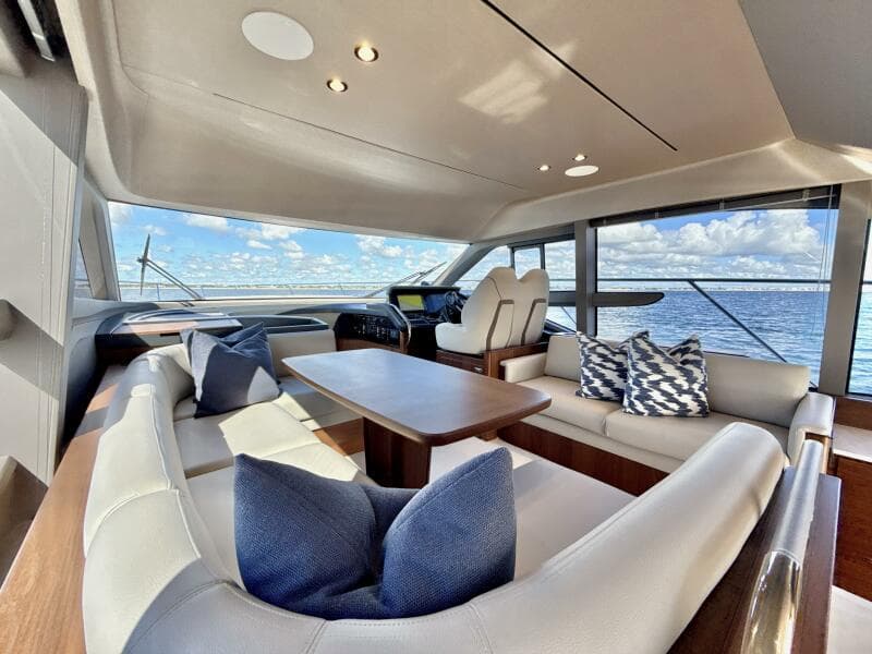 Princess 50 - Helm Seating