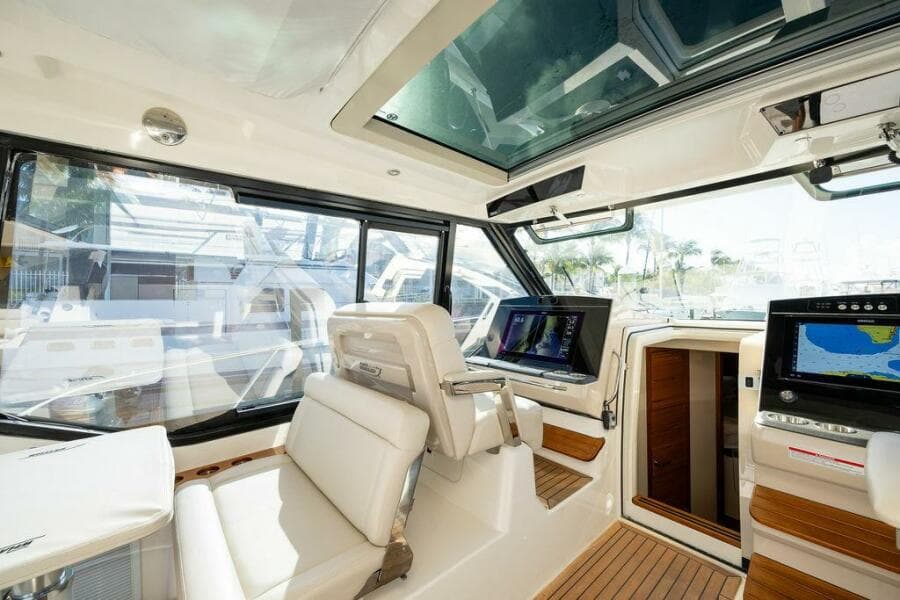 2023 Boston Whaler 405 Conquest