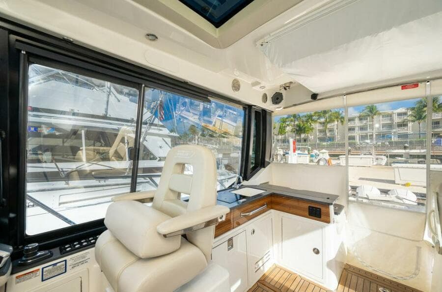2023 Boston Whaler 405 Conquest