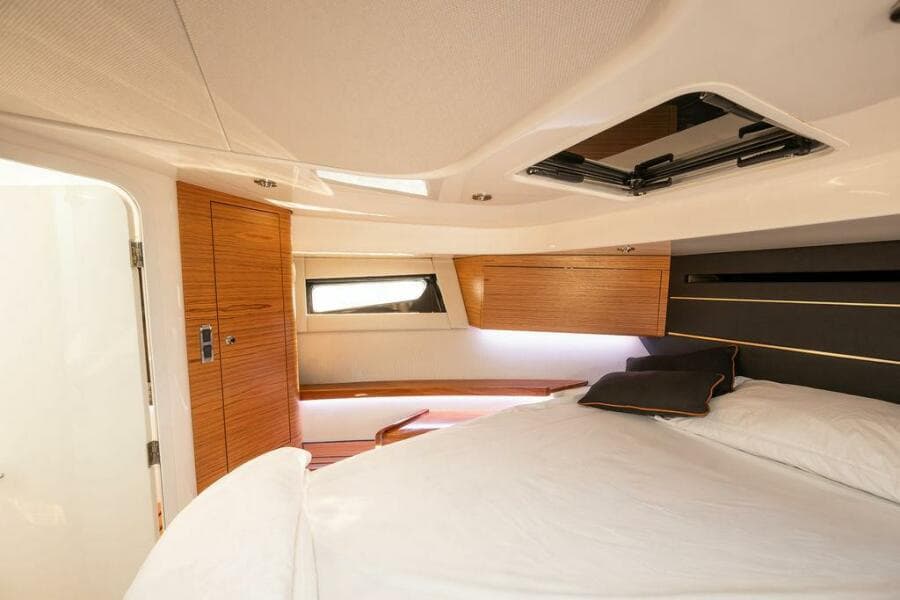 2023 Boston Whaler 405 Conquest