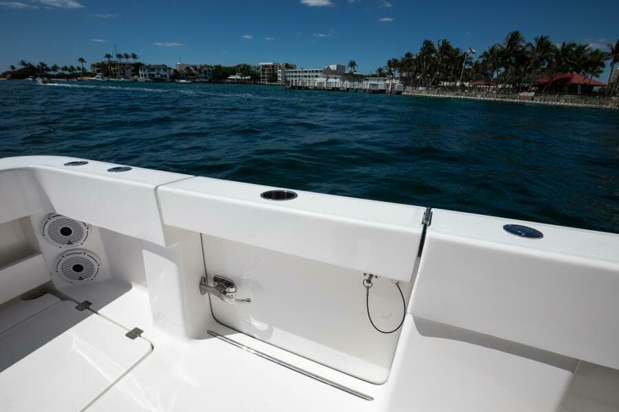 Invincible 35 Emanon - Exterior Cockpit