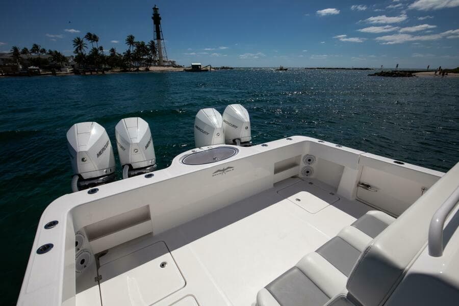 Invincible 35 Emanon - Exterior Cockpit