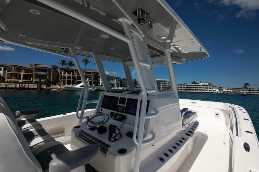 Invincible 35 Emanon - Exterior Helm