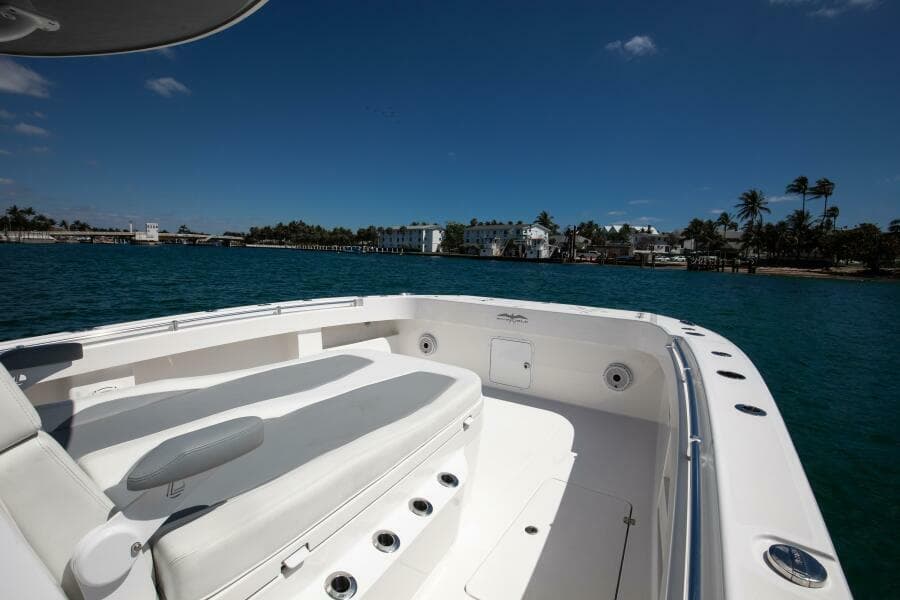 Invincible 35 Emanon - Exterior Bow