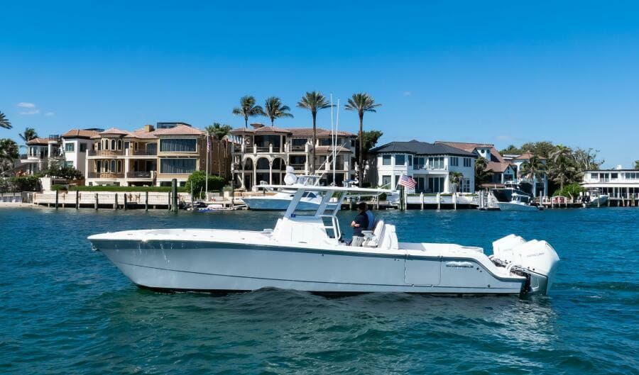 Invincible 35 Emanon - Exterior Profile