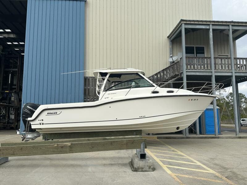 2016 Boston Whaler 315 Conquest