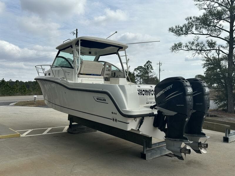 2016 Boston Whaler 315 Conquest