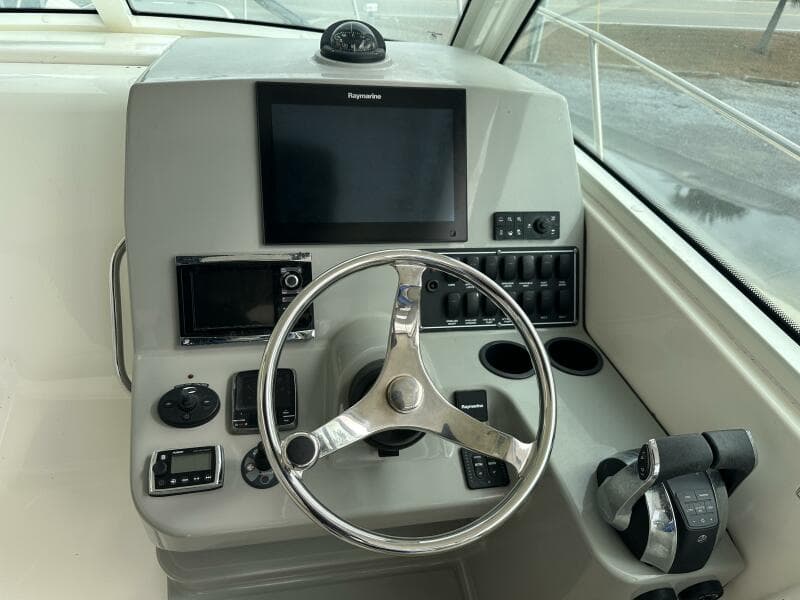 2016 Boston Whaler 315 Conquest