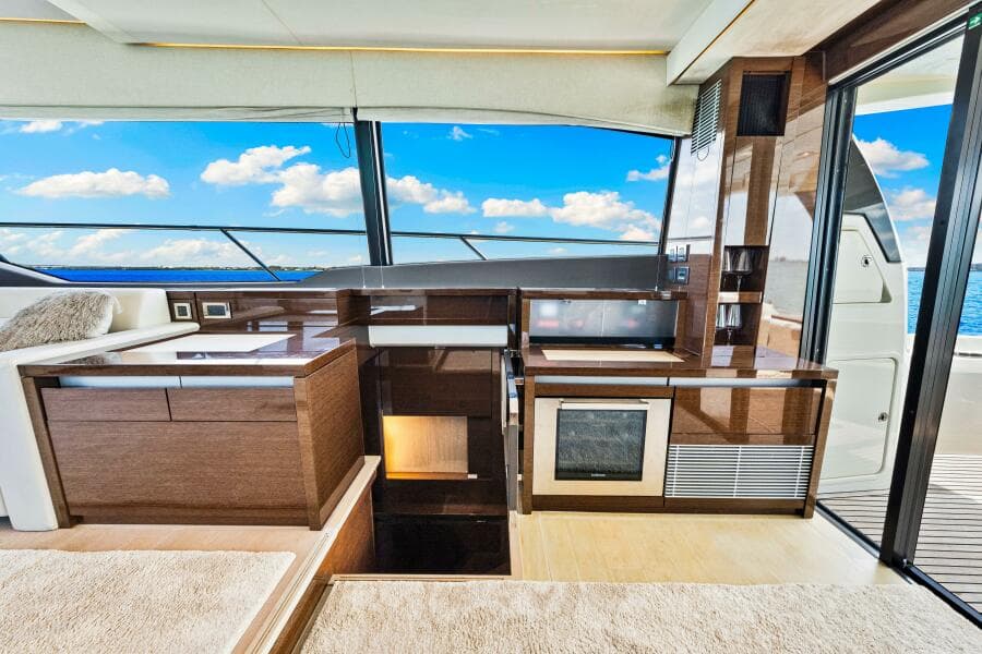 2019 Prestige 630 Flybridge - Galley