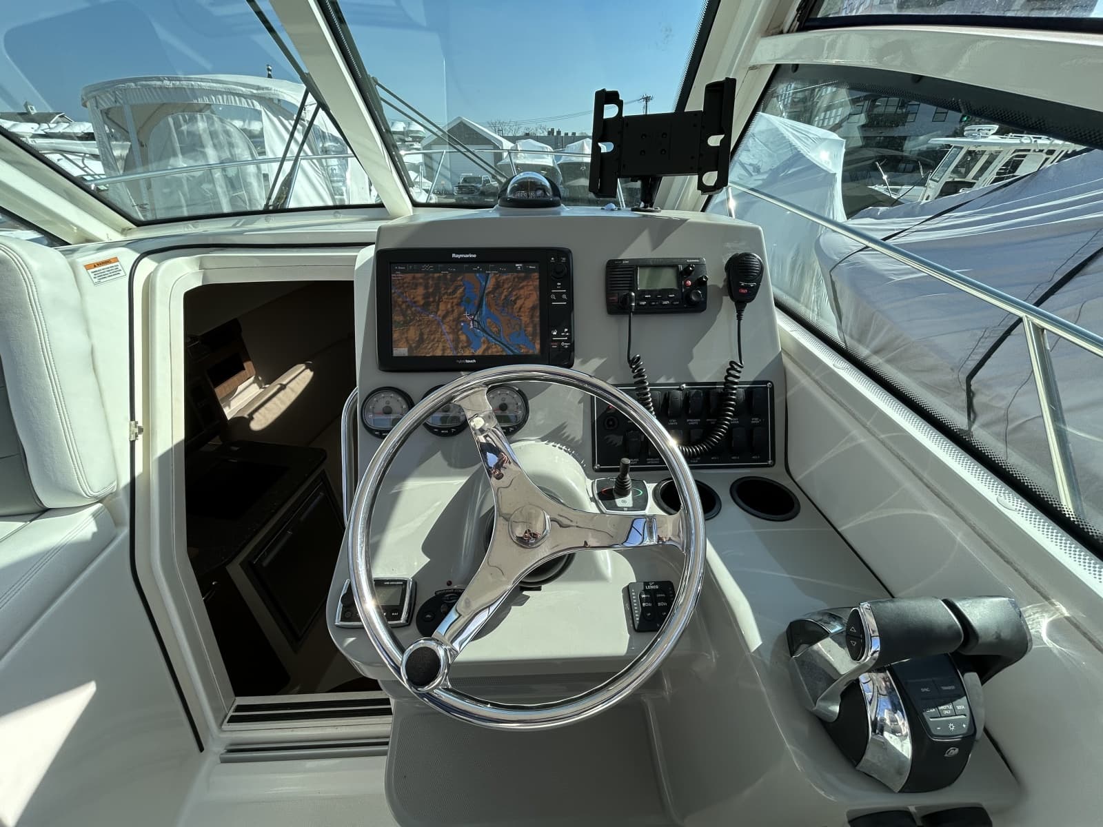 2015 Boston Whaler 285 Conquest