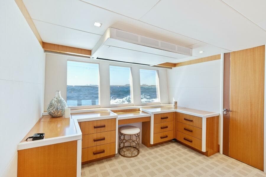 2012 Lazzara Yachts 