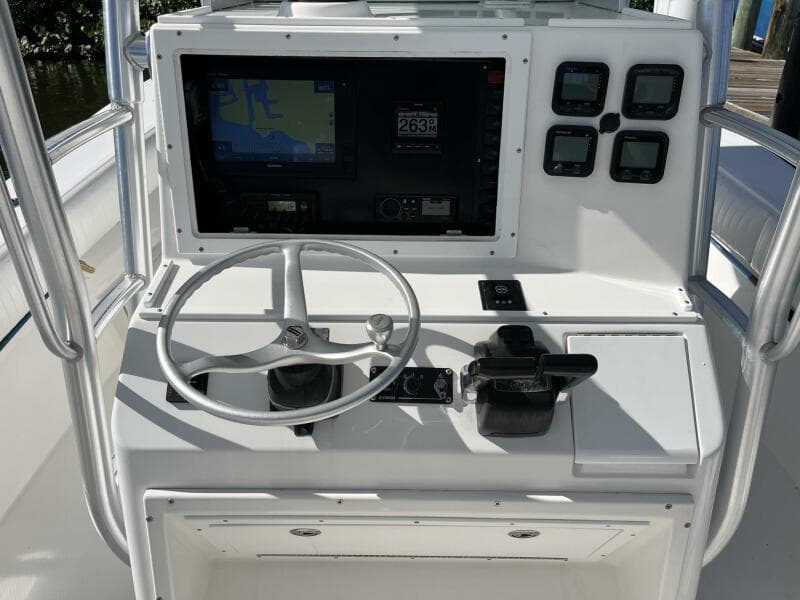 2006 Regulator 32 Center Console