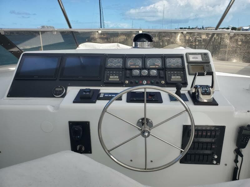 2000 Hatteras 75 Sport Deck
