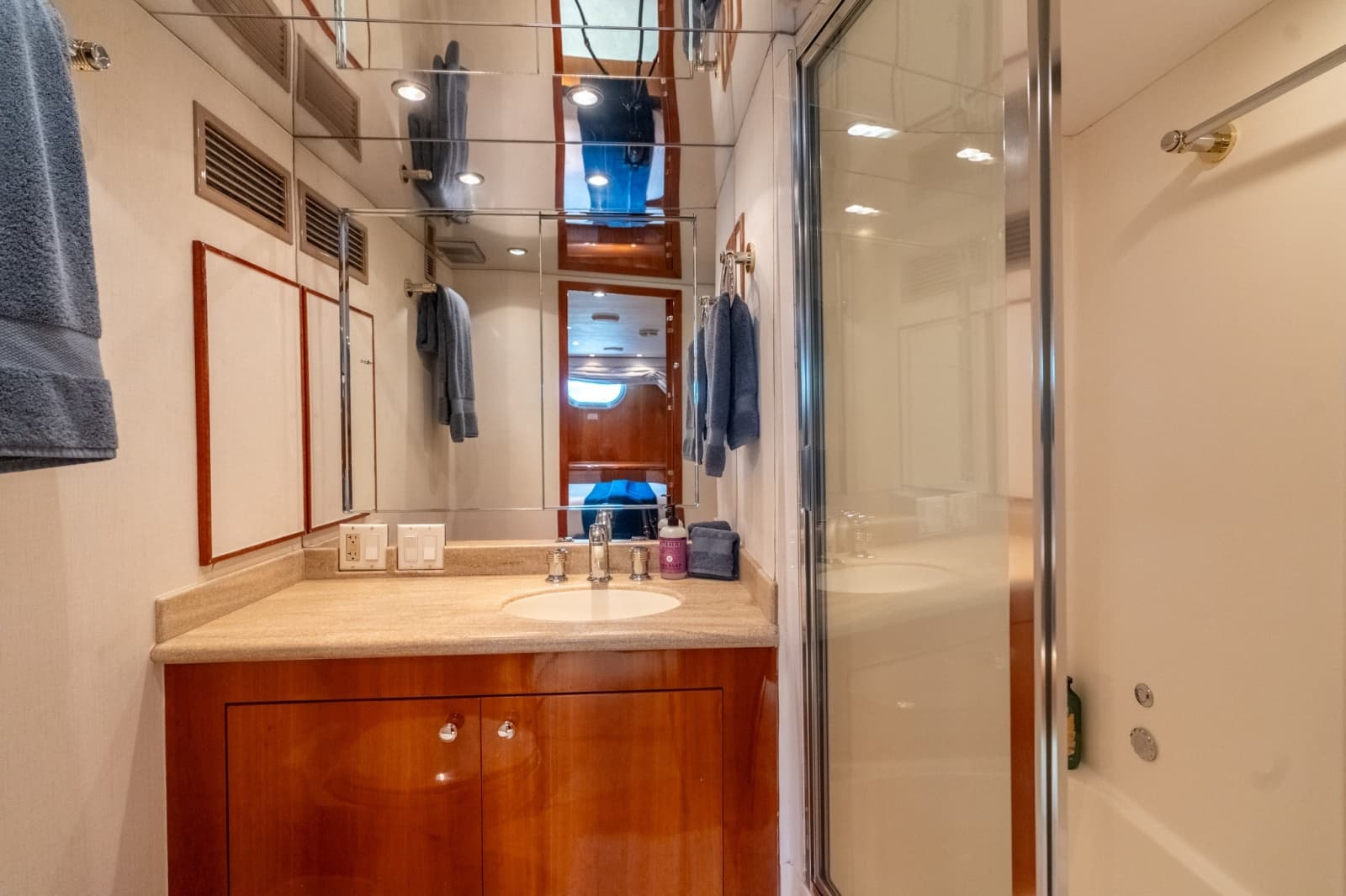 2000 Hatteras 75 Sport Deck - Photo 60