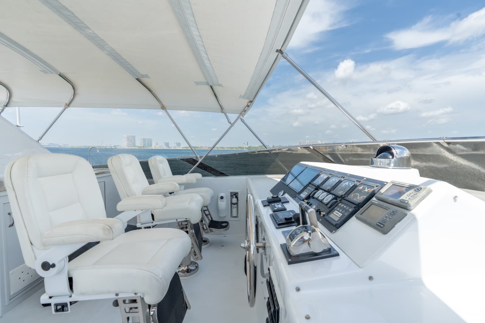 2000 Hatteras 75 Sport Deck - Photo 26