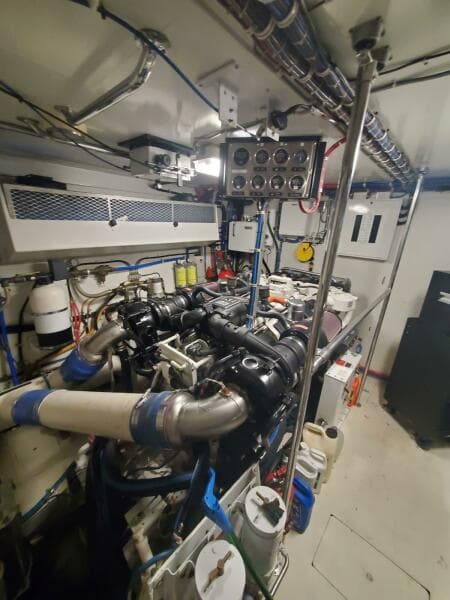 2000 Hatteras 75 Sport Deck