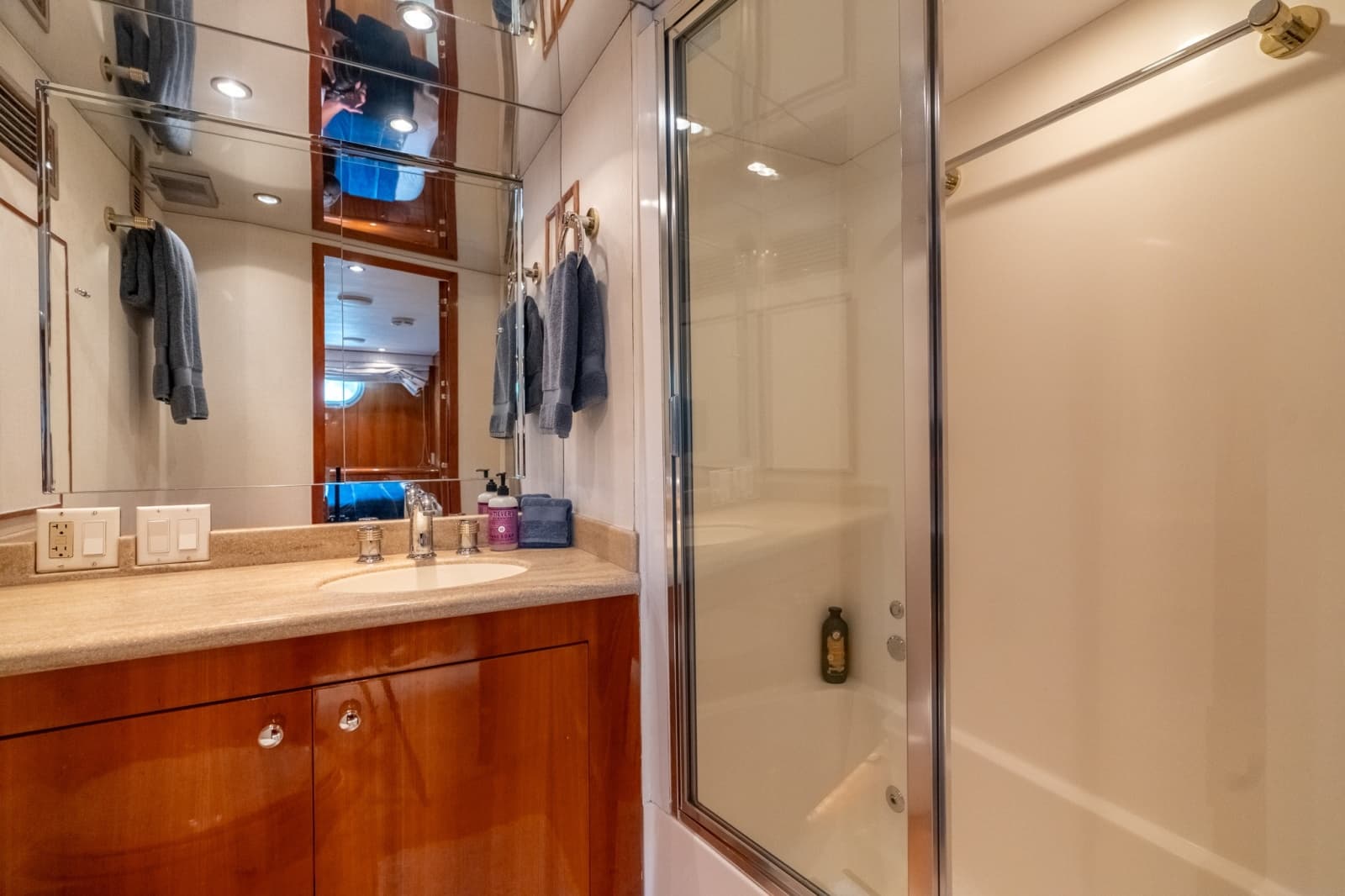 2000 Hatteras 75 Sport Deck - Photo 59