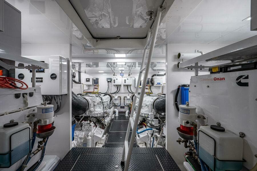 Viking 75 MIRAGE -Engine Room
