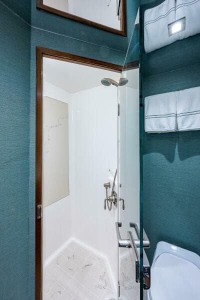 Viking 75 MIRAGE - Port Guest Head