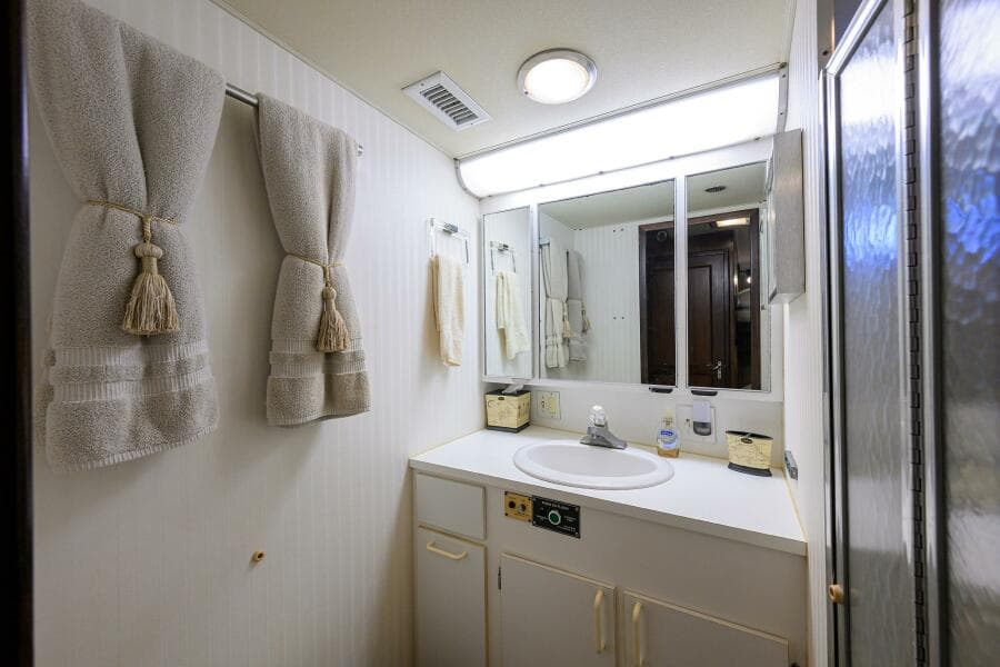 Hatteras 63 - Phantom - Head