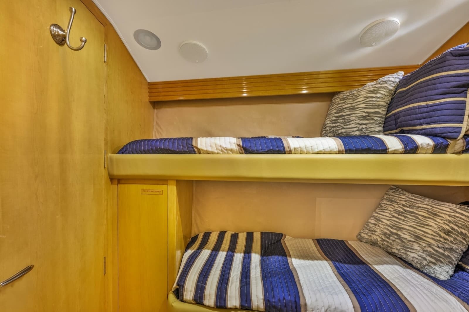 2000 Hatteras 55 Convertible - Photo 33