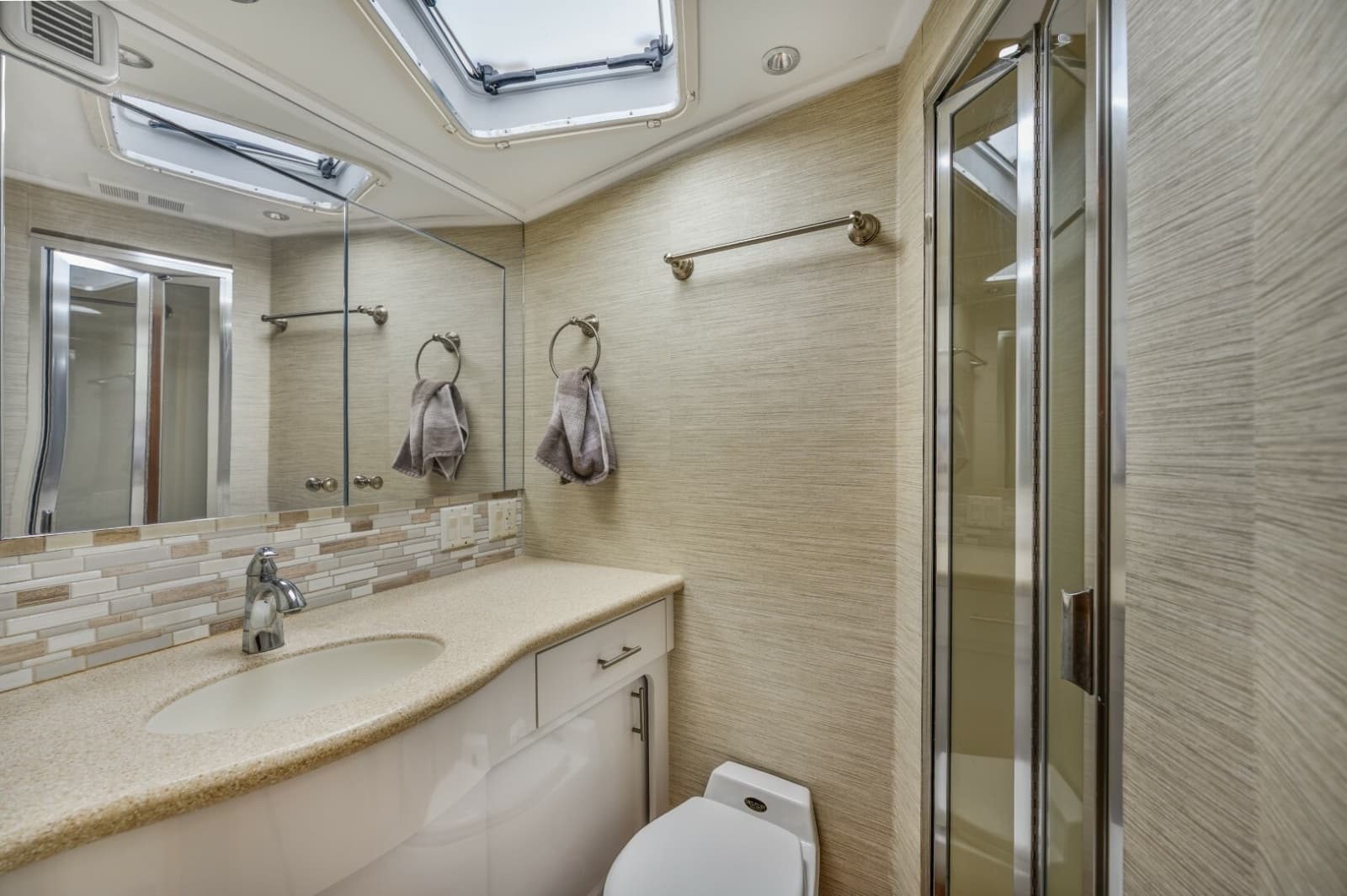 2000 Hatteras 55 Convertible - Photo 31