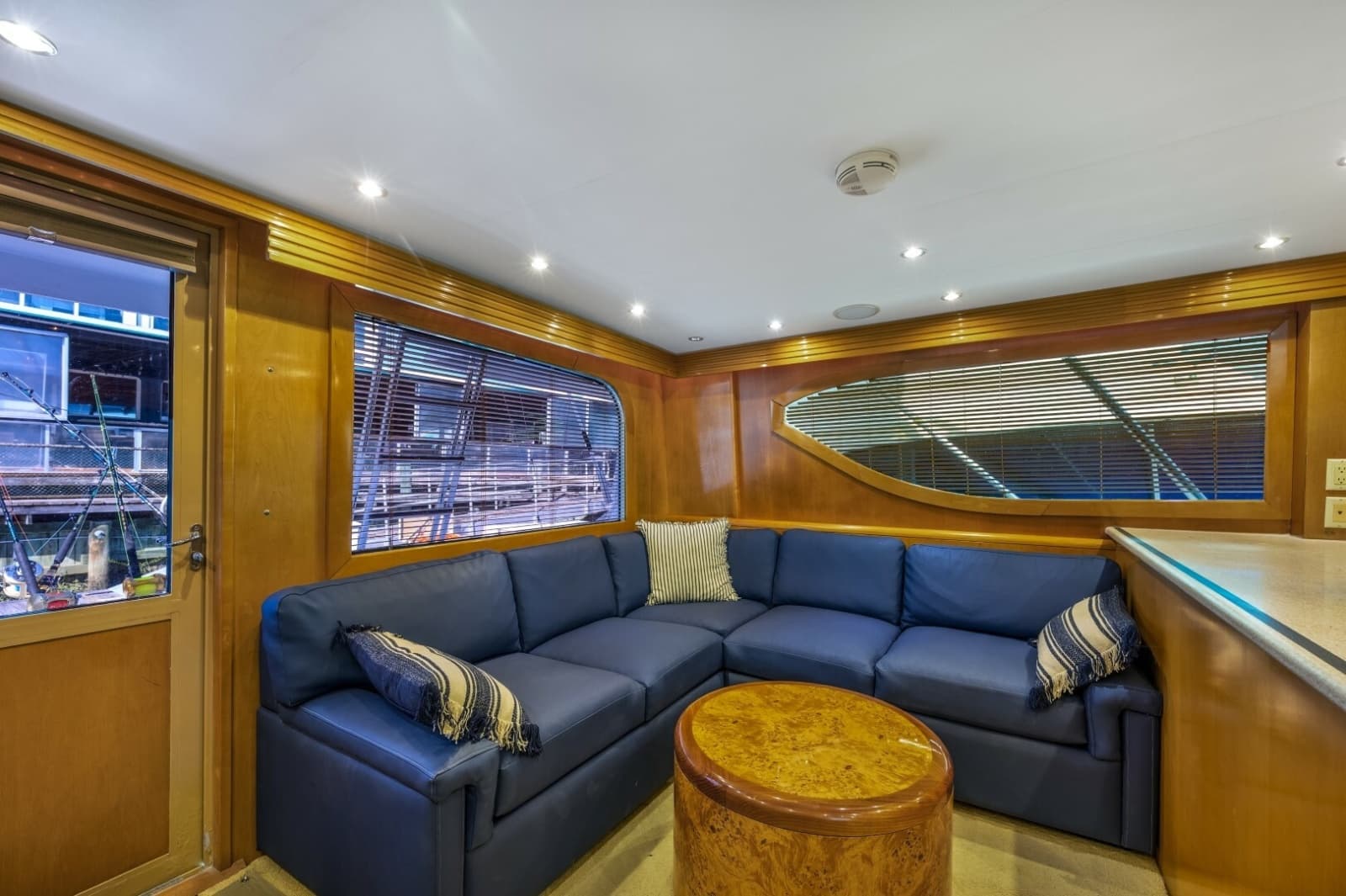 2000 Hatteras 55 Convertible - Photo 17