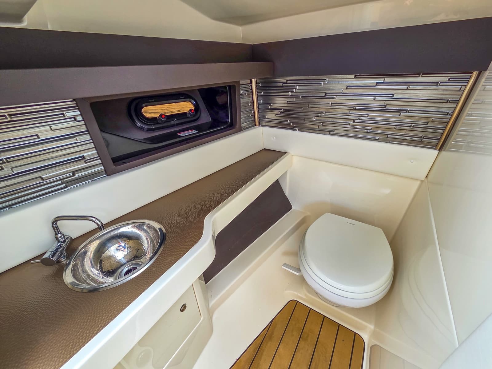 2023 Sea Ray SLX 310 OB - Photo 51