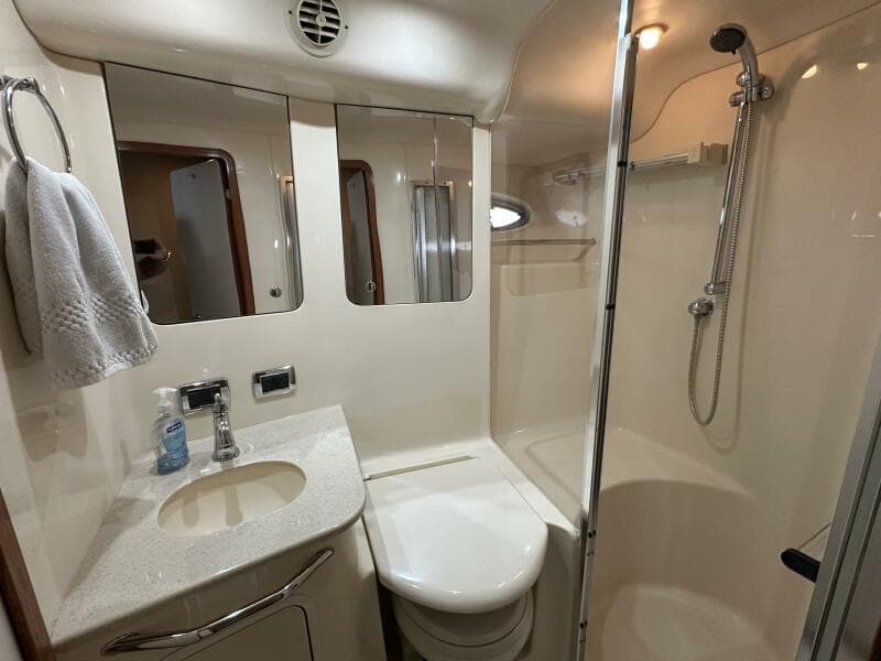 Sea Ray 48 LIFE IS GOOD TODAY - VIP Stateroom Guest/Day Head