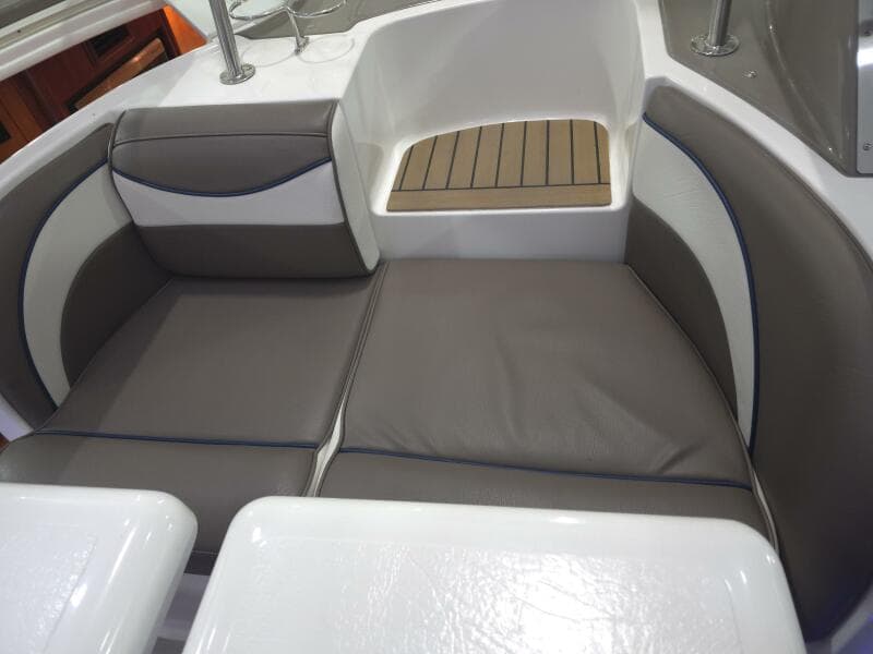 2008 Cruisers Yachts 