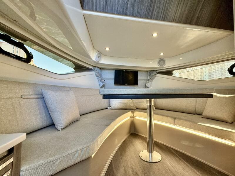 Sea Ray 32 - Salon