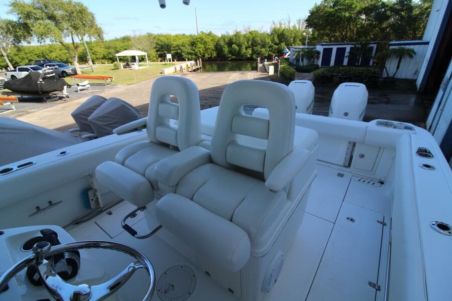 2015 Boston Whaler 320 Outrage