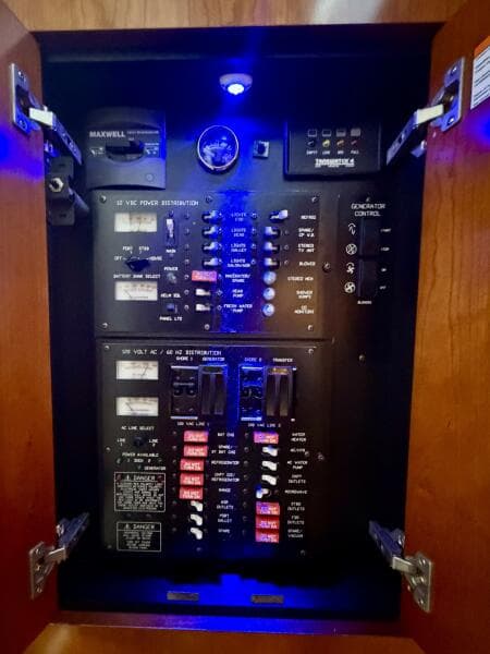 2007 Cruisers Yachts 370 Express