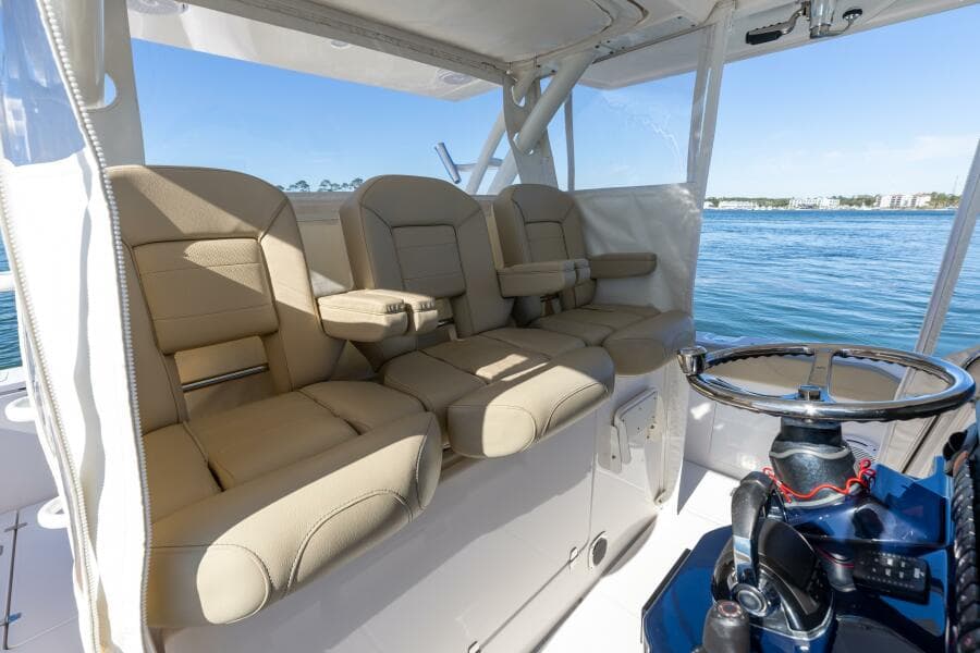 2019 Pursuit S 368 Moon Dogg Helm Seating