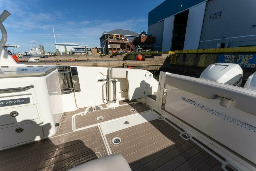 2017 Boston Whaler 320 Vantage Sutra