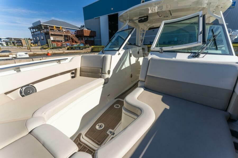 2017 Boston Whaler 320 Vantage Sutra