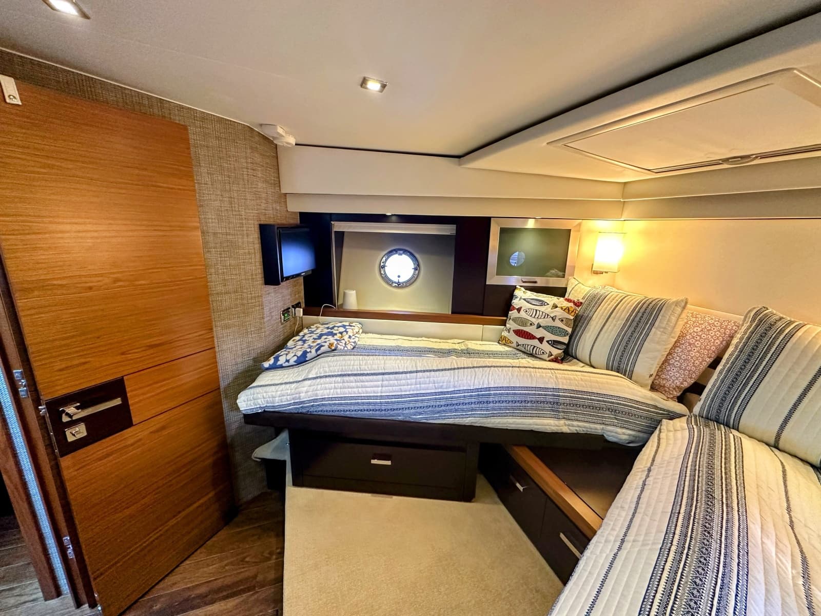 2014 Tiara Yachts 50 Coupe - Photo 31