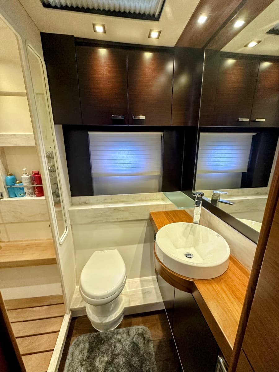 2014 Tiara Yachts 50 Coupe - Photo 35