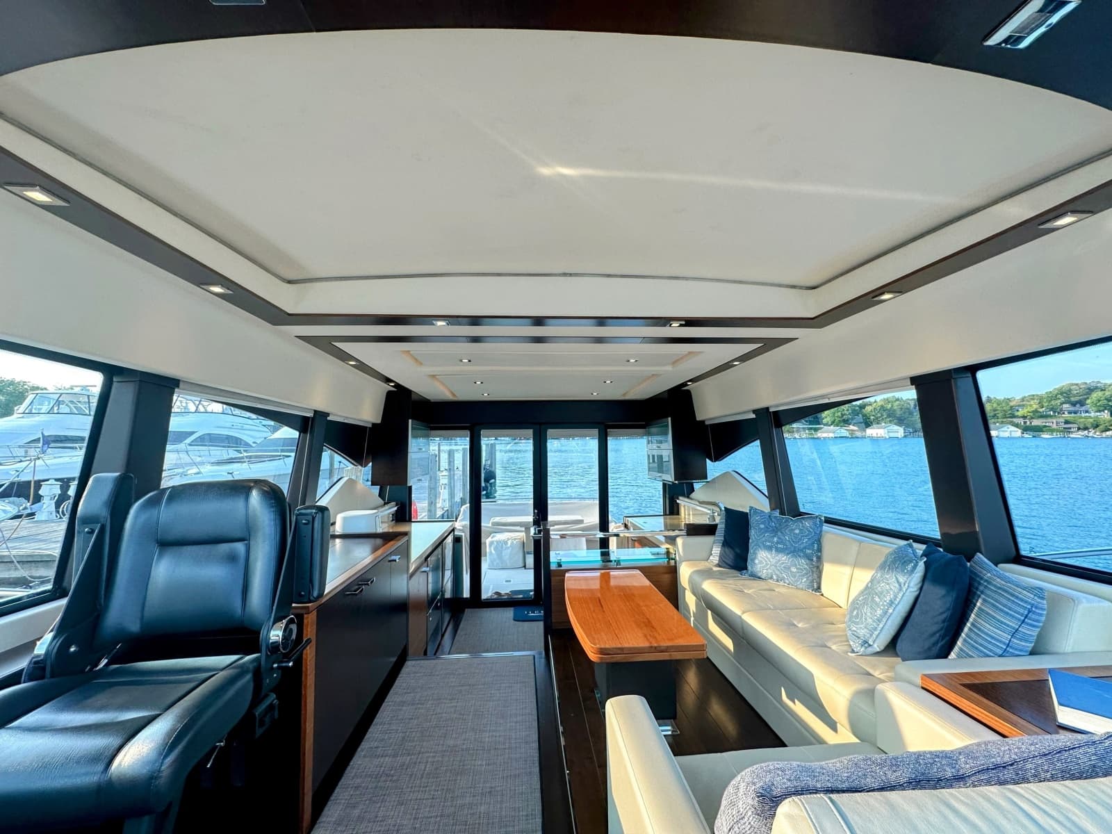 2014 Tiara Yachts 50 Coupe - Photo 23