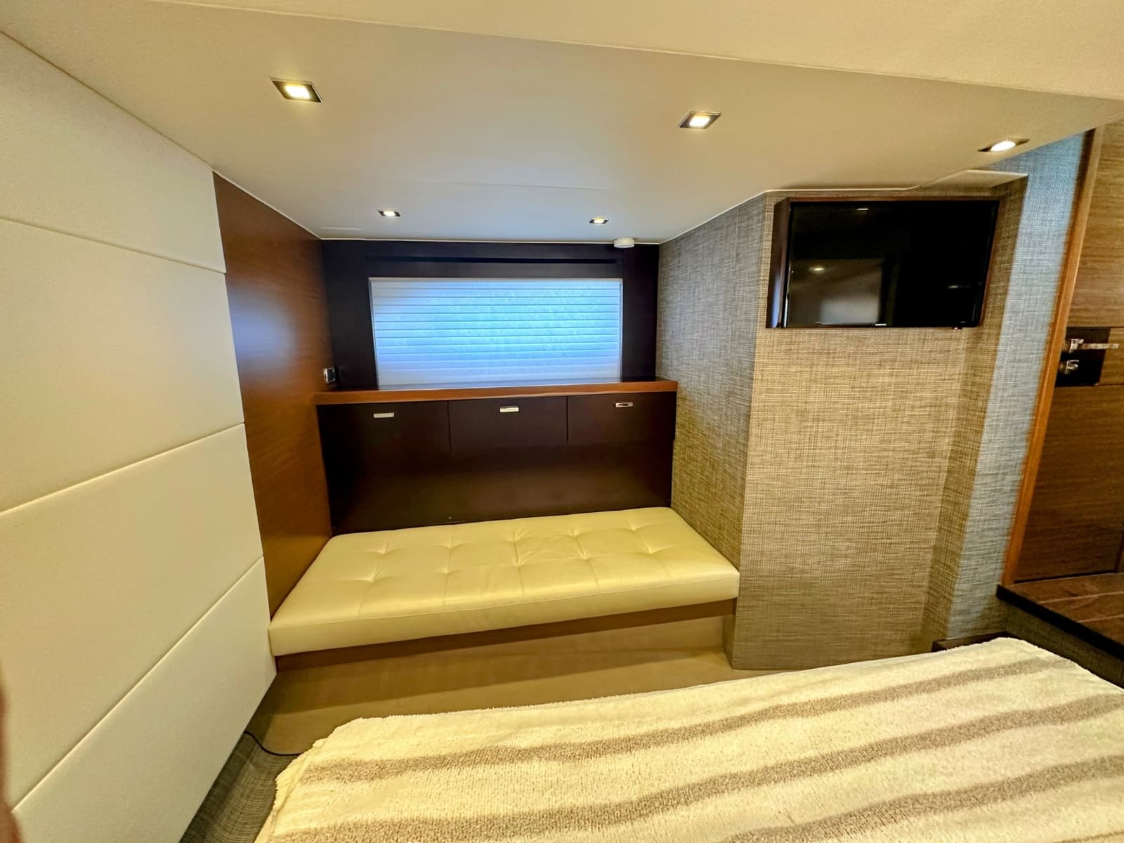 2014 Tiara Yachts 50 Coupe - Photo 34