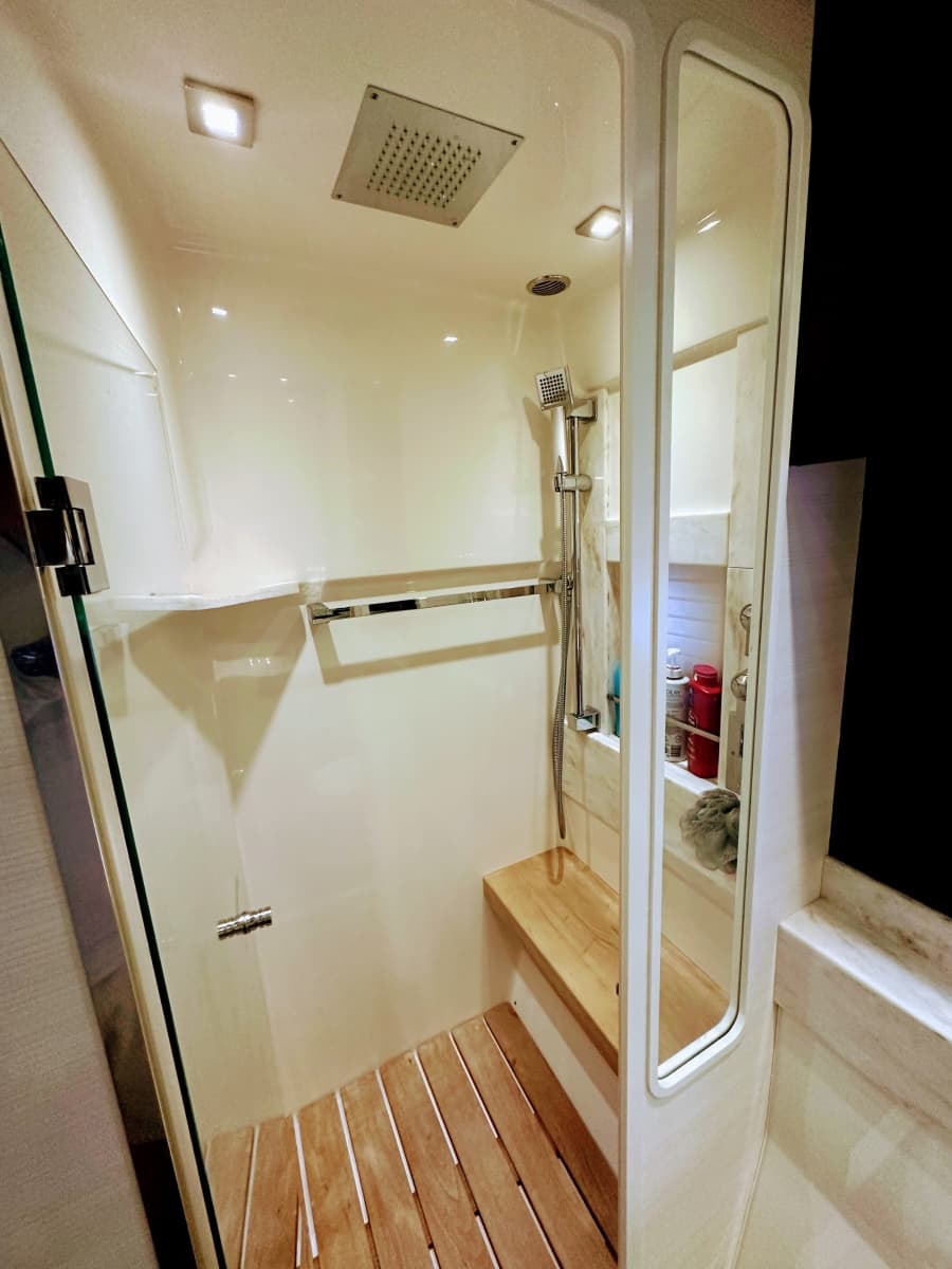 2014 Tiara Yachts 50 Coupe - Photo 28