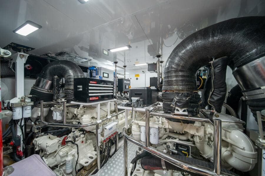 Princess 80 -Maravi Engine Room