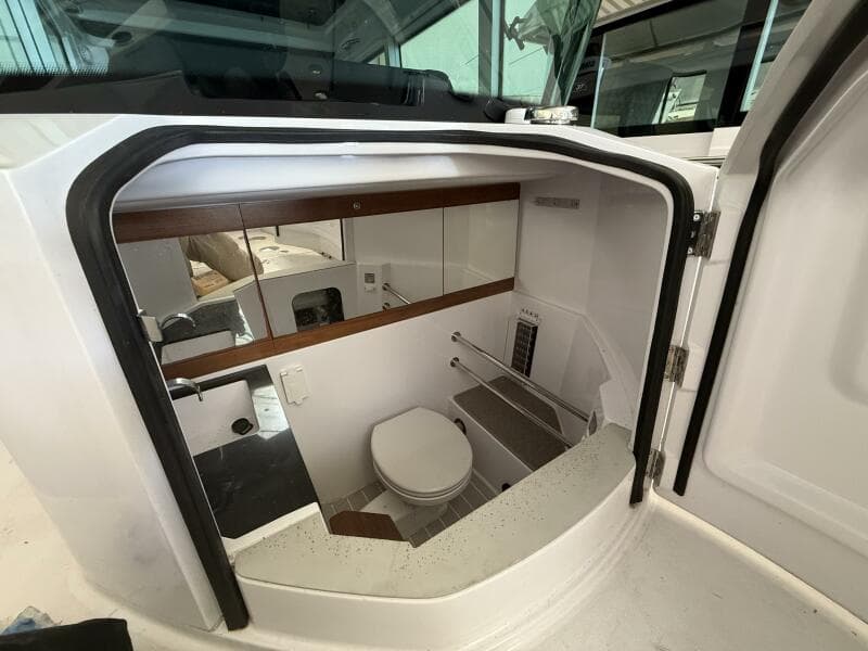 2022 Axopar 28 Cabin - Photo 27