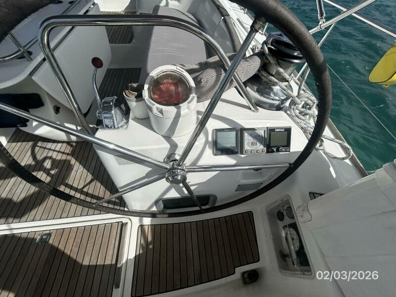 54' Jeanneau cockpit starboard helm2
