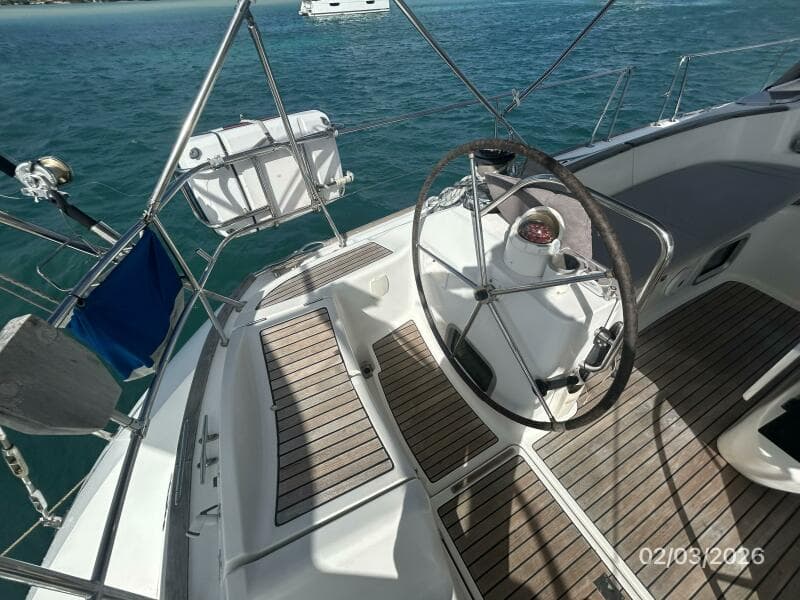 54' Jeanneau cockpit port helm1